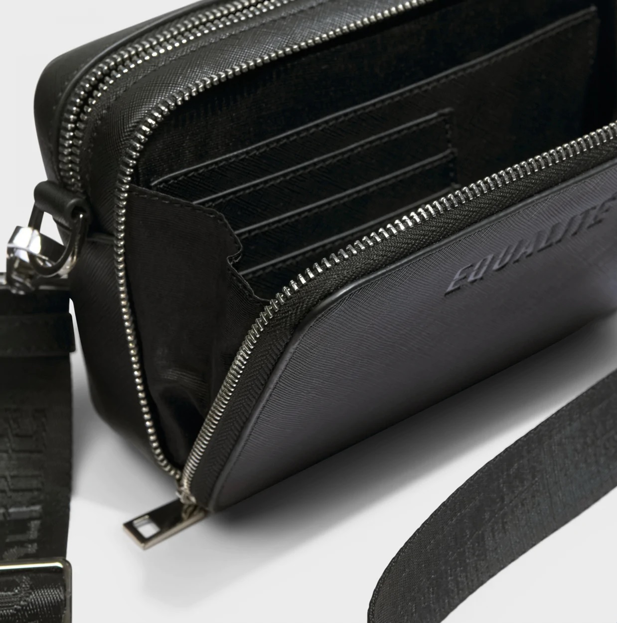 Equalité Daley Pouch Shoulderbag Black