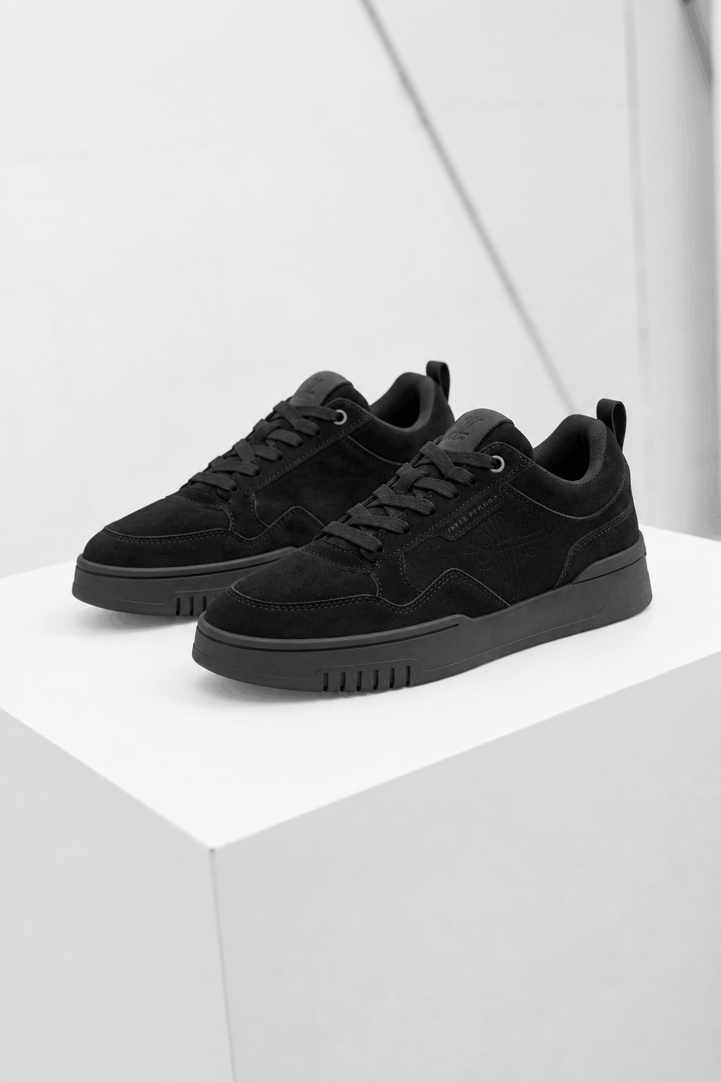 Off The Pitch Fullstop Suede Sneakers Heren Zwart - Maat 45 - Kleur: Zwart | Soccerfanshop