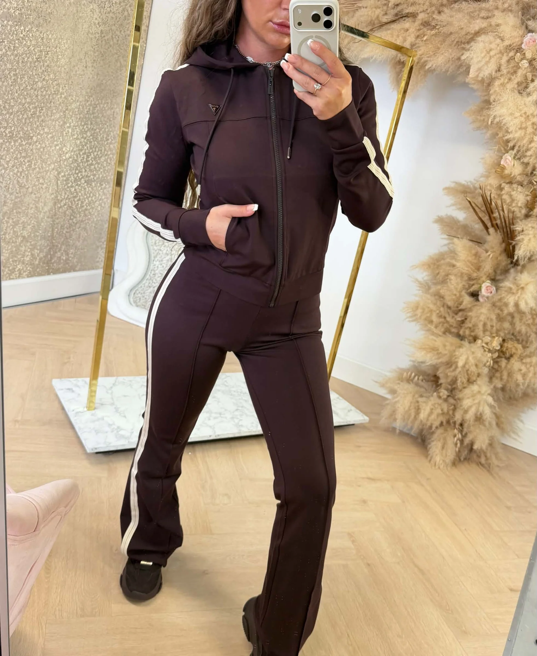 Guess Fausta Full Zip Hooded Trainingspak Dames Bordeaux - Maat L - Kleur: BordeauxGebroken Wit | Soccerfanshop