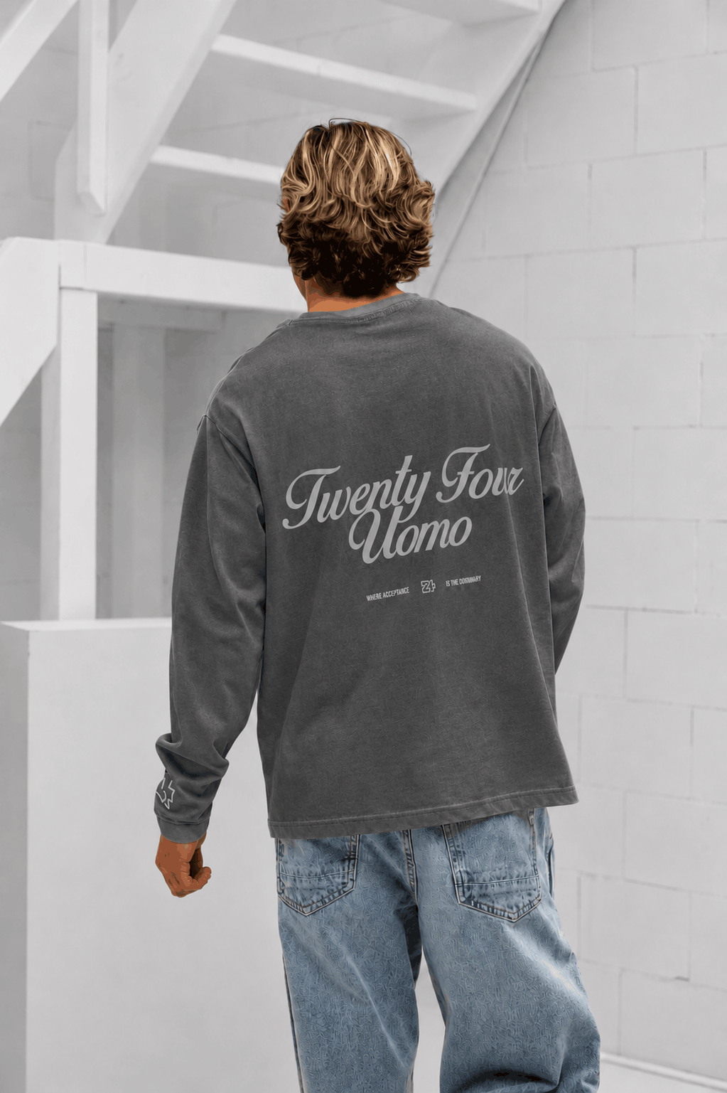 24 Uomo Classic Script Longsleeve Shirt Heren Donkergrijs PRE-ORDER 22 Oktober - Maat XL - Kleur: Donkergrijs | Soccerfanshop